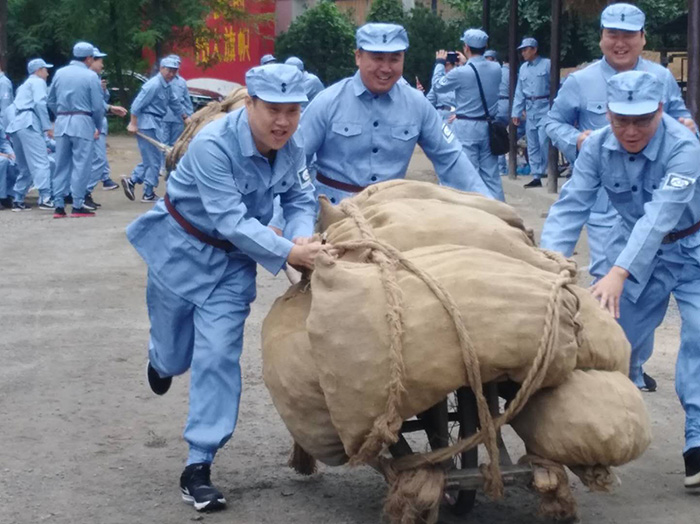 西柏坡体验教学推独轮车送军粮